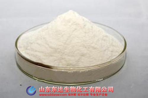 阳离子瓜尔胶是一种水溶性高分子聚合物，其化学名称为瓜尔胶羟丙基三甲基镧砂。它以天然存在的瓜尔豆胶为原料。